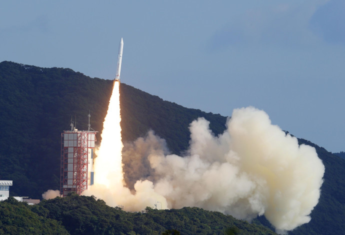 שיגור טיל שנושא לווינים לחלל (צילום:  רויטרס)