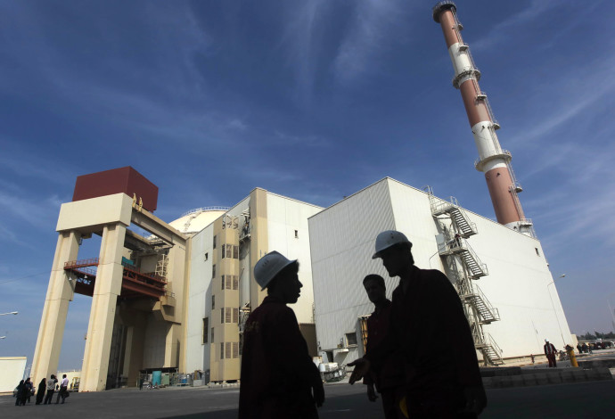 פועלים במתקן גרעין (צילום:  REUTERS/Mehr News Agency/Majid Asgaripour)