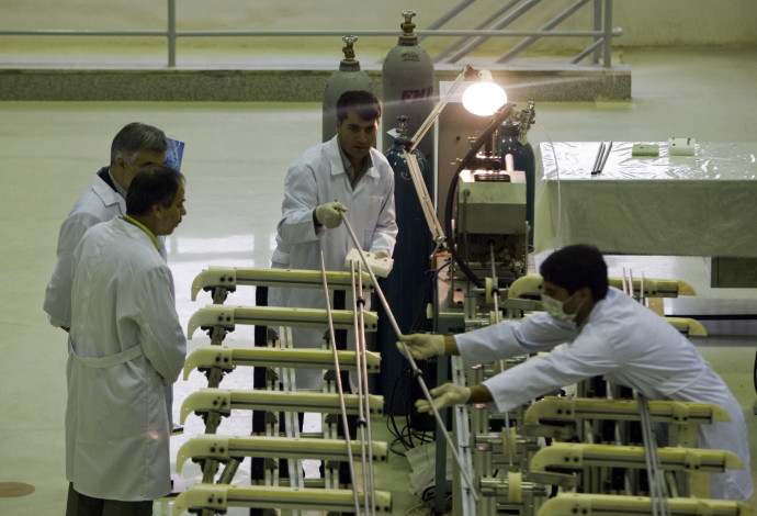 פועלים במתקן גרעין (צילום:  REUTERS/Caren Firouz )