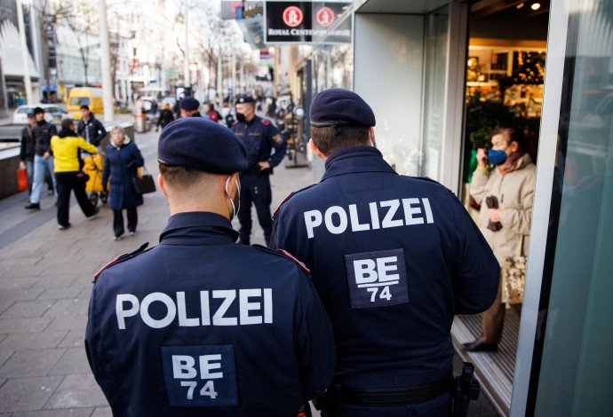 אכיפת הסגר שהוטל על אנשים לא מחוסנים לקורונה באוסטריה (צילום:  REUTERS/Lisi Niesner)