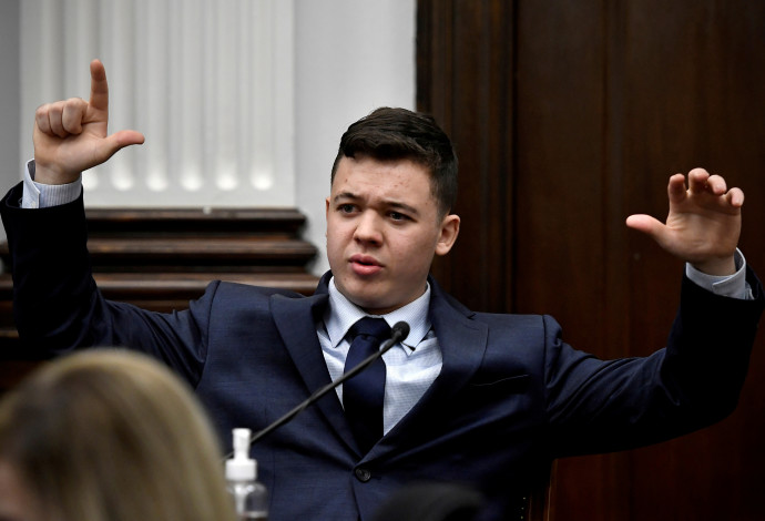 קייל ריטנהאוס במהלך המשפט (צילום:  Sean Krajacic / Reuters)