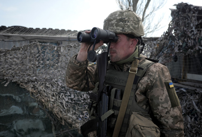 חייל מצבא אוקראינה בגבול עם רוסיה (צילום:  ALEKSEY FILIPPOV/AFP via Getty Images)