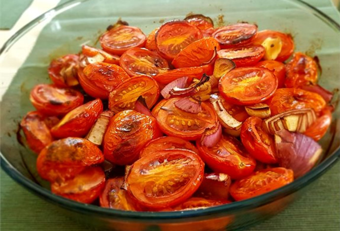 שום ועגבניות שרי בתנור (צילום:  ד"ר מאיה רוזמן)
