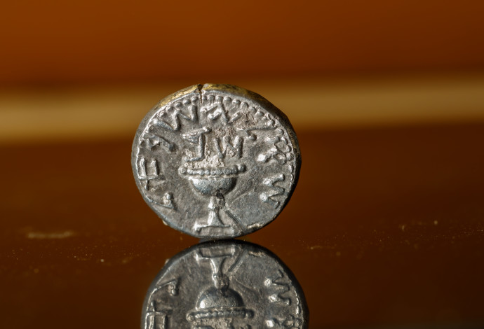 המטבע שנמצא בחפירות בעיר דוד (צילום:  יניב ברמן, רשות העתיקות)