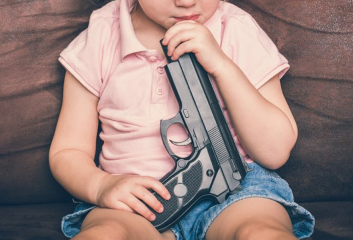 ילד משחק עם אקדח, אילוסטרציה (צילום:  ingimage ASAP)