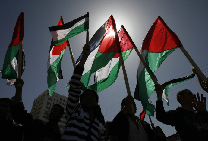 דגלי אש"ף (צילום:  Mohammed Abed/AFP via Getty Images)
