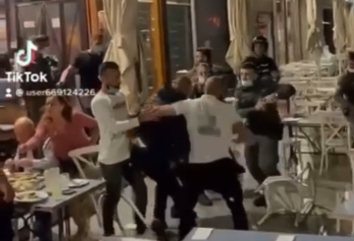 תקיפת שוטרים במסעדה ביפו (צילום:  צילום מסך)