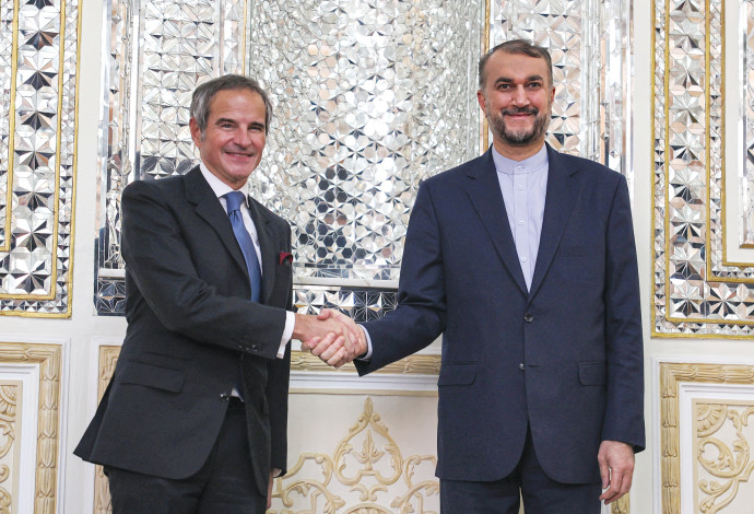 רפאל גרוסי ושר החוץ האיראני אמיר-עבדאללהיאן (צילום:  ATTA KENARE AFP via Getty Images)