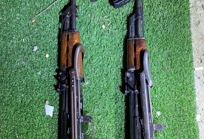 נשקי הקלאצ'ניקוב שנתפסו (צילום:  דוברות המשטרה)