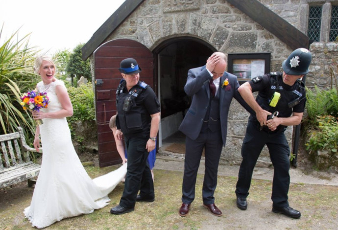 החתן נעצר בטקס החתונה של עצמו (צילום:  Getty images)