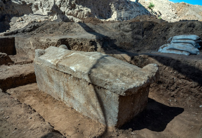 סרקופג בחפירת יבנה (צילום:  יניב ברמן רשות העתיקות)