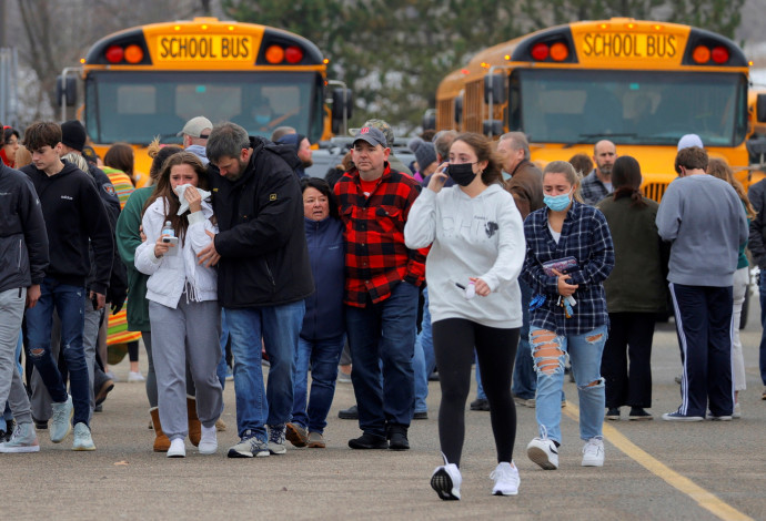 הורים אוספים תלמידים אחרי הירי בתיכון במישיגן  (צילום:  רויטרס)
