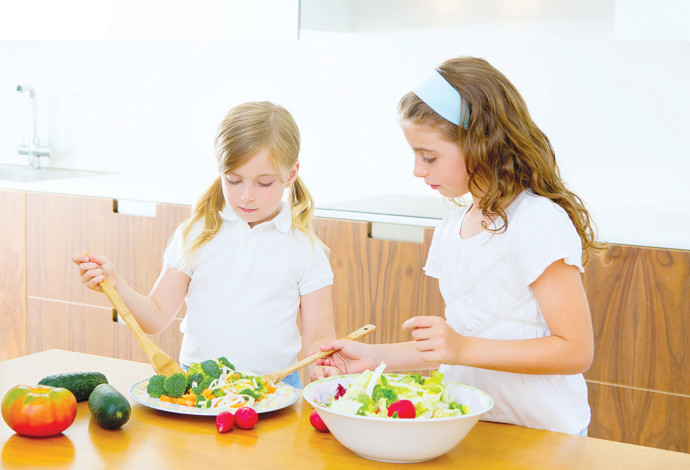 ילדות אוכלות ירקות, אילוסטרציה (צילום:  ingimage ASAP)
