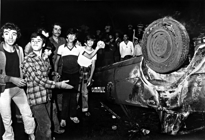 שנת 1979: הפנתרים השחורים, שריפת ניידת משטרה (צילום:  רוני נעמן)