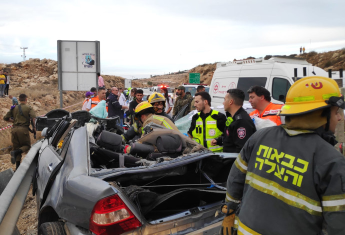 מזירת התאונה בכביש 465  (צילום:  דוברות כבאות והצלה)