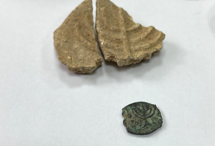מטבע עם תבליט מנורה מתקופת החשמונאים (צילום:  דוברות המשטרה)
