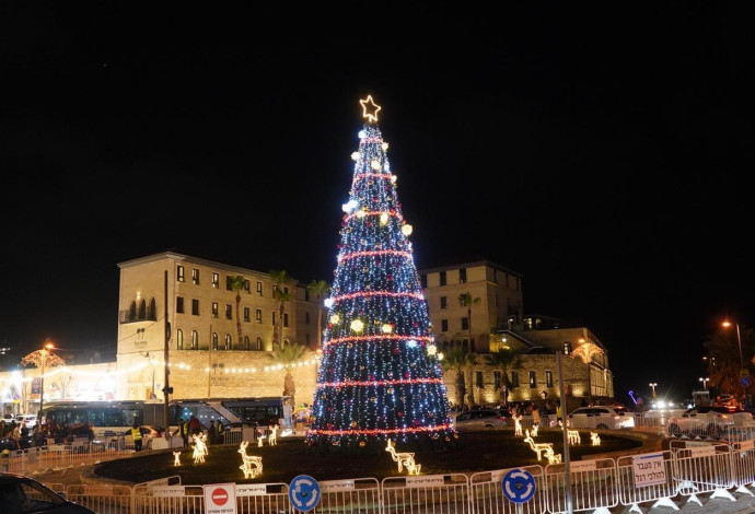 עץ חג המולד שהוצב בכיכר השעון ביפו (צילום:  אילן ספירא)