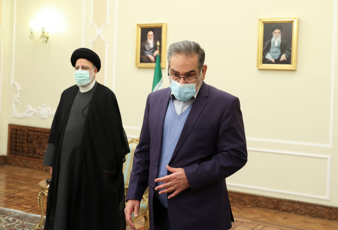 עלי שמח'אני, מזכיר המועצה העליונה לביטחון לאומי של איראן, והנשיא איברהים ראיסי (צילום:  Majid Asgaripour/WANA (West Asia News Agency) via REUTERS)