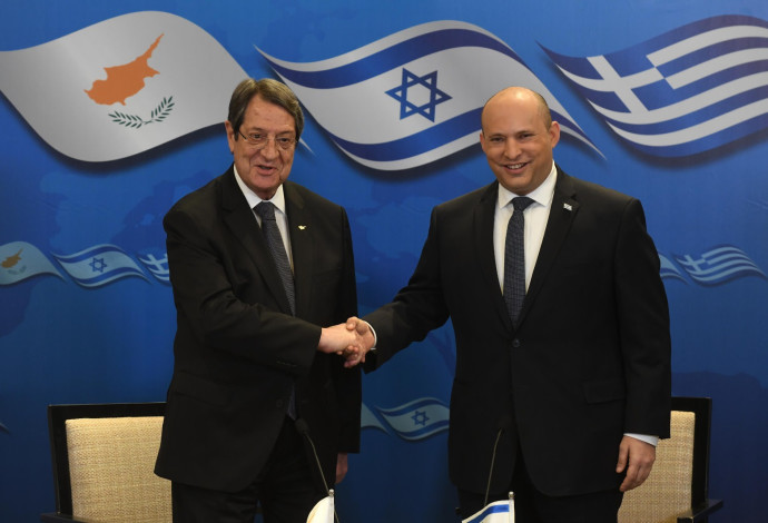 ראש הממשלה נפתלי בנט עם נשיא קפריסין (צילום:  עמוס בן גרשום/לע״מ)
