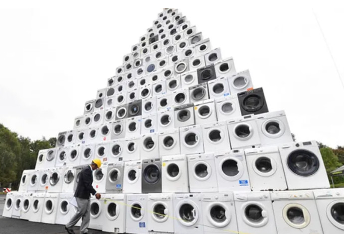 פירמידה שבנויה כולה  ממכונות כביסה (צילום:  Guinness World Records)