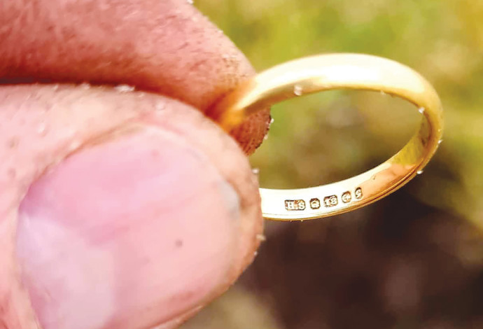 הטבעת האבודה (צילום:  DONALD MACPHEE)