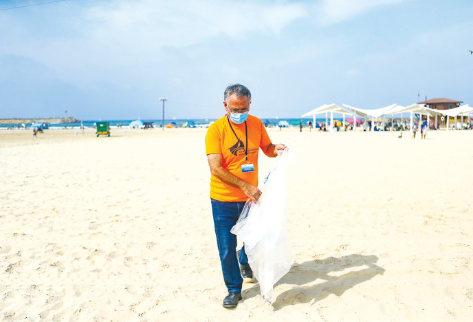 ראש עיריית הרצליה, משה פדלון, באיסוף פסולת פלסטיק בחופי העיר (צילום:  עיריית הרצליה)