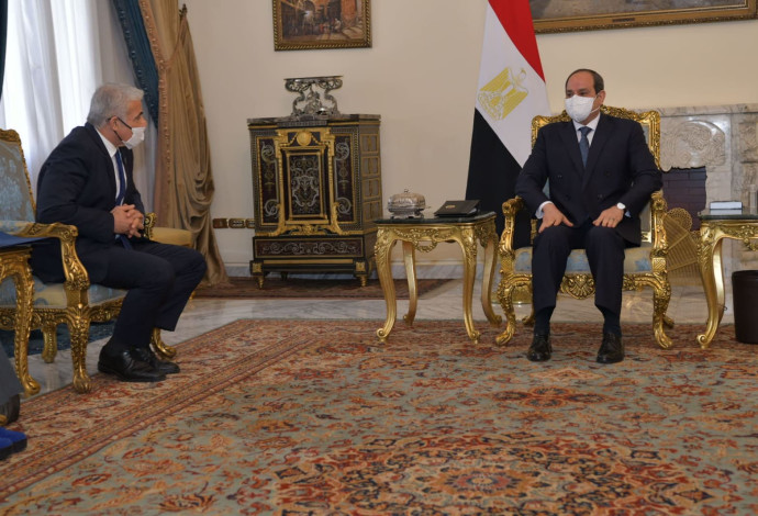 יאיר לפיד בפגישתו עם נשיא מצרים, עבד אל-פתאח א-סיסי (צילום:  שלומי אמסלם)