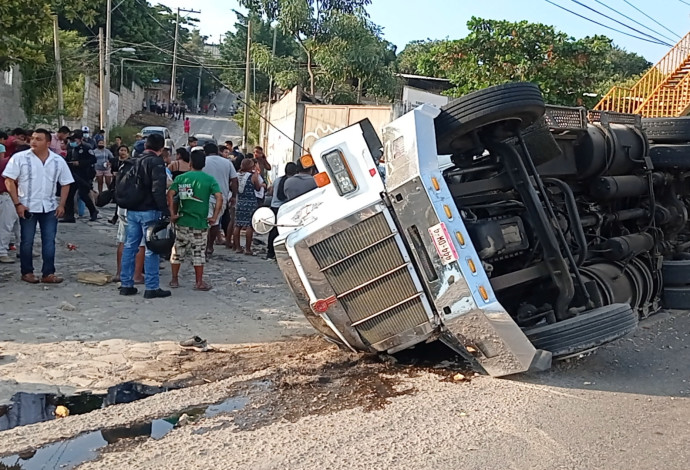 התהפכות משאית במקסיקו (צילום:  El La Mira/via REUTERS)