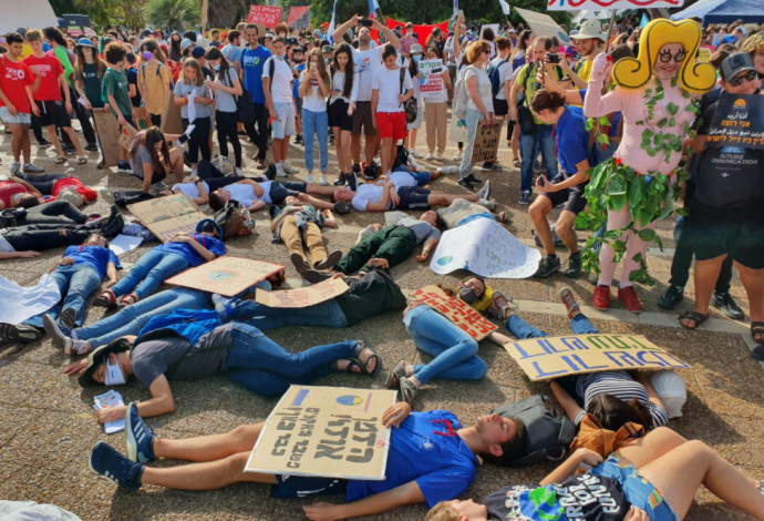 חניכי הנוער העובד והלומד בהפגנה על משבר האקלים (צילום:  הנוער העובד והלומד)