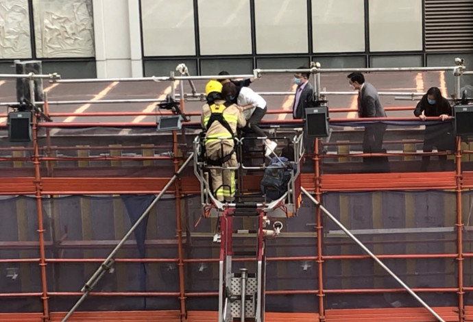חילוץ לכודים בשריפה במרכז הסחר העולמי בהונג קונג  (צילום:  רויטרס)