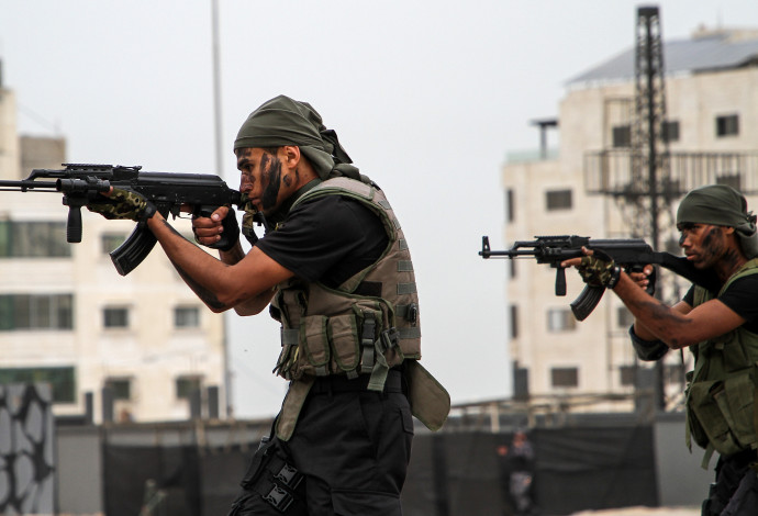 פעילי חמאס חמושים בעזה (צילום:  עטיה מוחמד, פלאש 90)