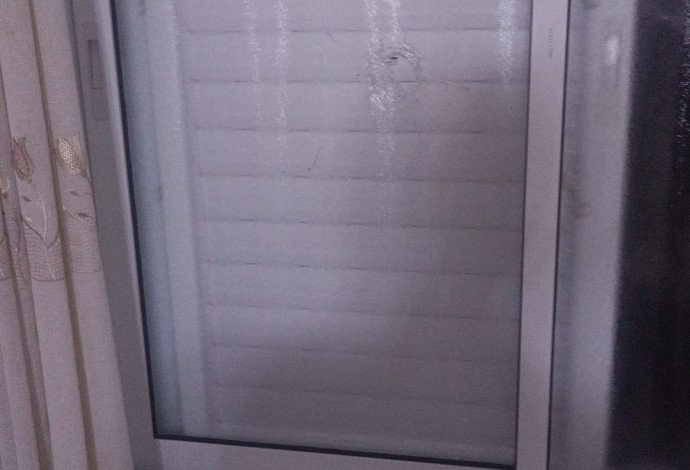 הקליע שפגע בחלון הבית ברמלה (צילום:  פרטי)