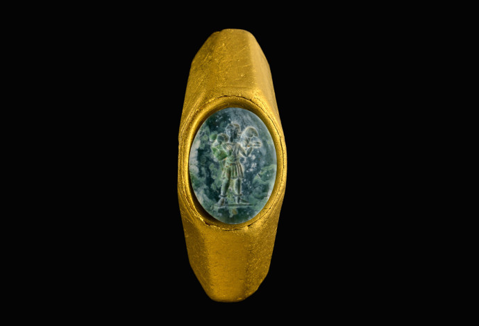 טבעת הזהב עם דמות "הרועה הטוב" (צילום:  דפנה גזית, רשות העתיקות)