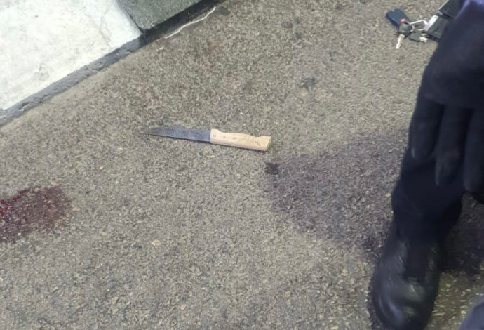 הסכין בה השתמש החשוד (צילום:  דוברות המשטרה)
