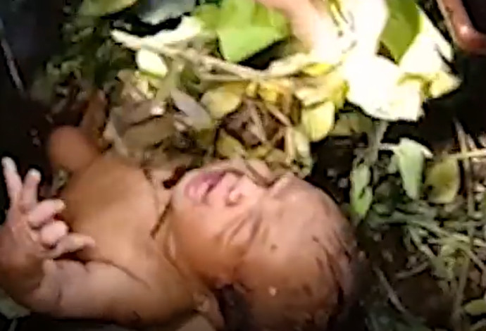 תינוקת נטושה נמצאה ביער  (צילום:  צילום מסך מתוך רויטרס)