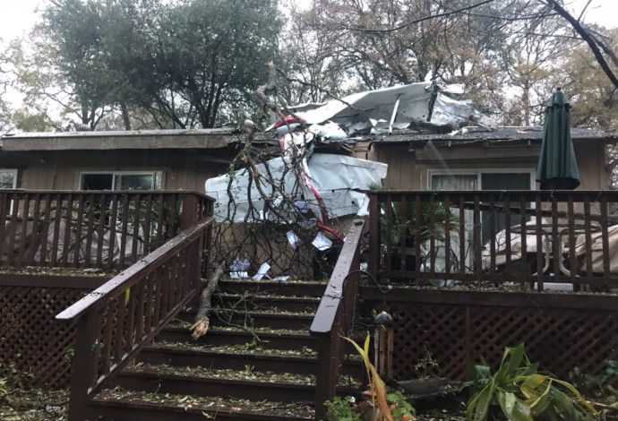 מטוס התרסק על גג בית בקליפורניה (צילום:  Placer Sheriff)