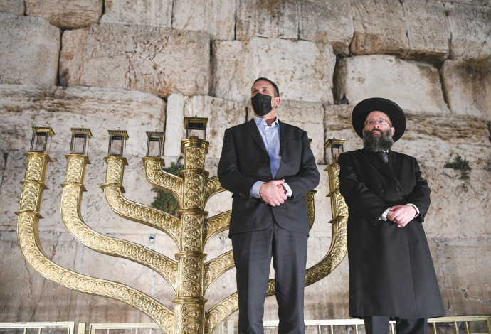 השר מתן כהנא בכותל (צילום:  פלאש 90,אריה לייב אברמס)
