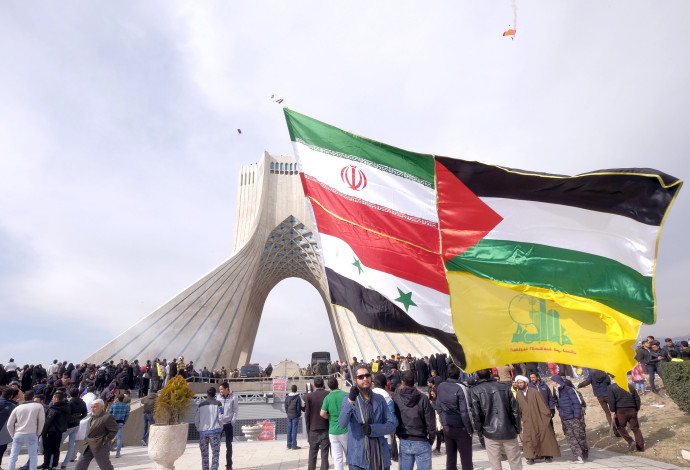 דגל חיזבאללה לצד הדגל האיראני, הסורי והפלסטיני (צילום:  REUTERS/Raheb Homavandi)