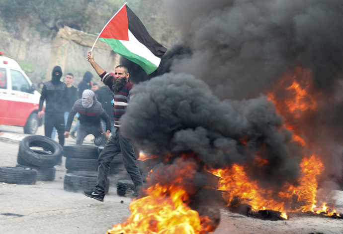 פלסטינים במהומות ביהודה ושומרון (צילום:  רויטרס)