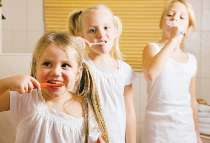 ילדים מצחצחים שיניים, אילוסטרציה (צילום:  ingimage ASAP)