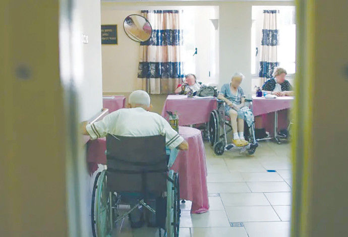 קשישים בבית אבות (צילום:  אנה קפלן, פלאש 90)