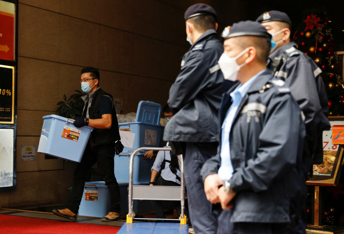 פשיטת שוטרי הונג קונג על העיתון העצמאי "סטנד ניוז" והחרמת הציוד (צילום:  REUTERS/Tyrone Siu)