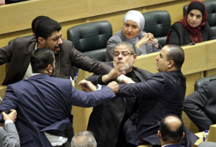 אלימות במהלך דיון בפרלמנט הירדני (צילום:  Getty images)