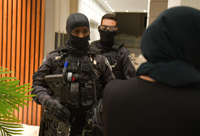 מעצר חשודים בסחיטה  (צילום:  דוברות המשטרה)
