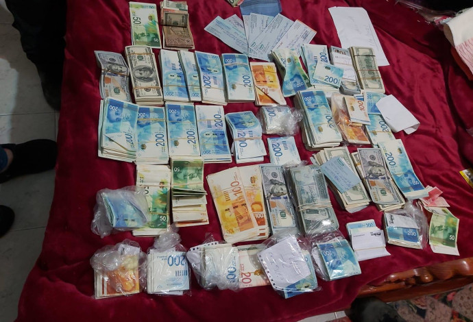 הכסף השחור שנתפס  (צילום:  דוברות המשטרה)