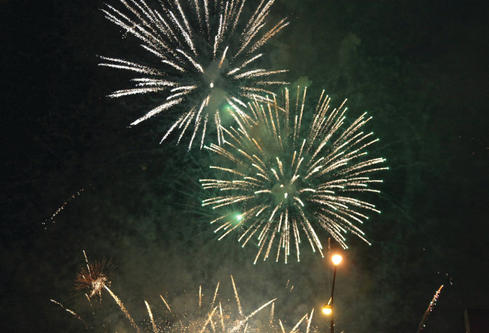 זיקוקים ביום העצמאות בשנת 2003 (צילום:  אדי ישראל)