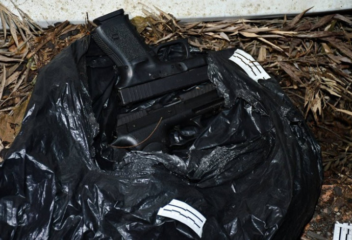 האקדחים שנמצאו ברשות החשודים (צילום:  דוברות המשטרה)