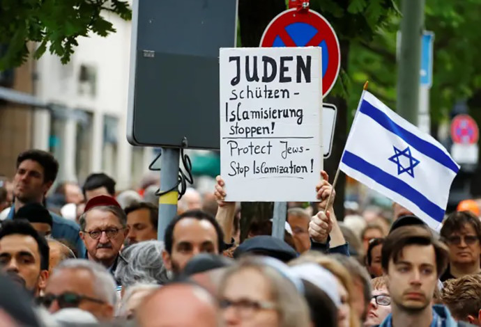 הפגנה נגד האנטישמיות בברלין  (צילום:  רויטרס)