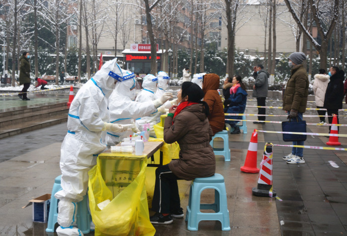 מתחם לבדיקות קורונה בסין (צילום:  cnsphoto via REUTERS)