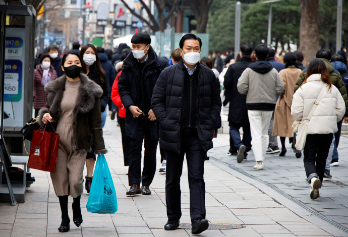 קורונה - אנשים עם מסכה בקוריאה הדרומית (צילום:  REUTERS/Heo ran)